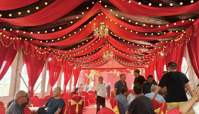 Шарап банкети үчүн түртүү жана тартуу чатыры ачык тамактануу тажрыйбасын өзгөртөт